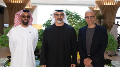صورة بحضور خالد بن محمد بن زايد.. طحنون بن زايد يلتقي الرئيس التنفيذي لشركة مايكروسوفت