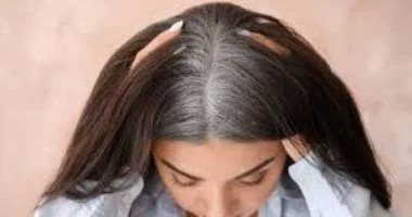 صورة وصفة طبيعية للتخلص من الخصل البيضاء وتجنب الحاجة للصبغة