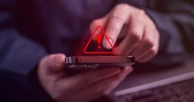 صورة ميزة أندرويد تحذرك عند فتح تطبيق مصرفي خلال المكالمات الاحتيالية