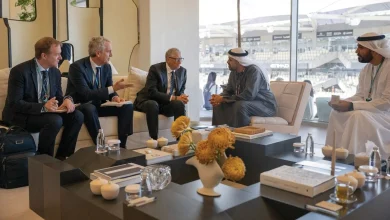 صورة ذياب بن محمد بن زايد يلتقي بيل غيتس خلال فعاليات سباق الفورمولا1