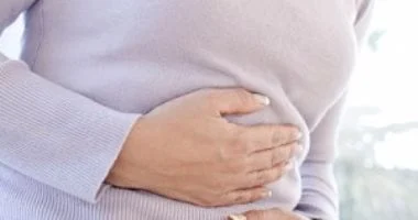 صورة متى يشير ألم أسفل البطن عند النساء إلى حالة صحية خطيرة