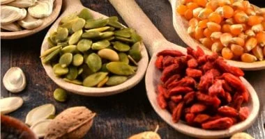صورة 4 أنواع مكسرات وبذور مفيدة للبشرة والشعر