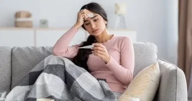 صورة مدة العدوى وشدة المرض والأكثر عرضة والعلاج: فرق الإنفلونزا وكورونا