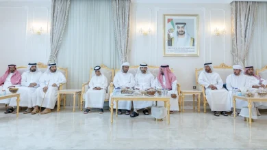 صورة حمدان بن محمد يعزّي في وفاة عتيق محمد المهيري