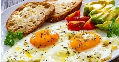 صورة إفطار ذكي يعزز صحتك وتركيزك
