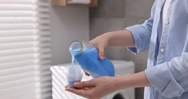 صورة خبراء يحذرون من غسل بعض القطع بالمنعم الأقمشة، اعرفيها وحافظي عليها