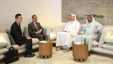 صورة وزير الخارجية الصيني والمبعوث الخاص لرئيس الدولة لدى الصين يبحثان سبل تعزيز الشراكة الاستراتيجية الشاملة بين البلدين