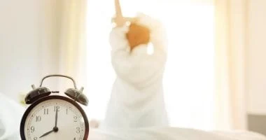 صورة لماذا نستيقظ قبل ميعاد المنبه ومتى يصبح ذلك طبيعياً؟