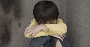صورة كيف تتحدث مع أطفالك عن الأحداث الصادمة؟ ركز على الخير