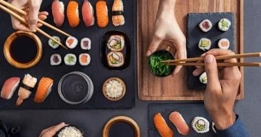 صورة 8 أخطاء شائعة عند أكل السوشي في المطاعم.. احذر من الوسابي