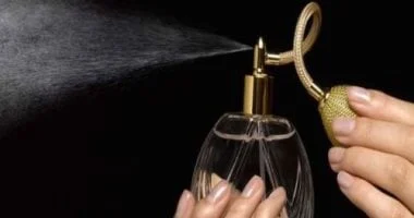 صورة تفسير حلم زجاجة العطر: تأثير الذكريات وألم الماضي