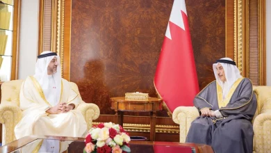 صورة نائب رئيس وزراء البحرين يستقبل وفداً حكومياً من الإمارات