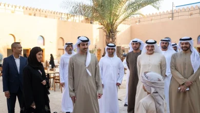 صورة ياس بن حمدان بن زايد يفتتح جناح مشروع الغدير للحِرف الإماراتية ضمن مهرجان ليوا الدولي