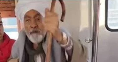 صورة عجوز ينفعل على فتاة في المترو بسبب جلوسها