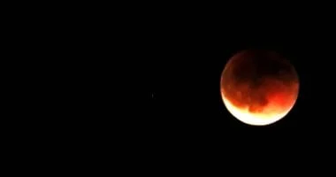 صورة الغلاف الجوي للأرض يتسرب إلى القمر منذ مليارات السنين