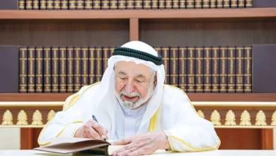 صورة حاكم الشارقة يوقّع الإصدار الأول من المرحلة الأولى للموسوعة العربية الشاملة للعلوم
