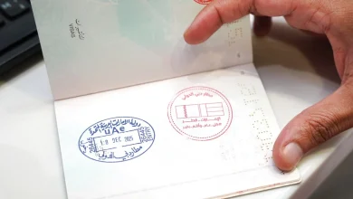 صورة ختم «الإمارات – قطر» يزيّن جوازات القادمين إلى دبي