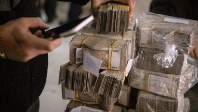 صورة سعر صرف الليرة السورية مقابل الدولار يتراجع