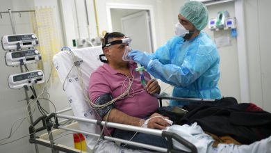 صورة من حرائق الغابات إلى أجهزة الاستنشاق: تكلفة بيئية خفية للرعاية التنفسية ودور التقنية