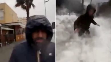 صورة عمدتا مدينتي تاورمينا وسانتا تيريزا الإيطاليتان يصوران بثا مباشرا وسط إعصار