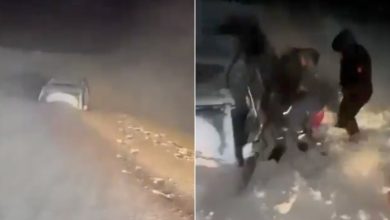 صورة وسط عاصفة قاسية.. إنقاذ شبان علقوا بسيارة حاصرتها الثلوج بجنوب لبنان