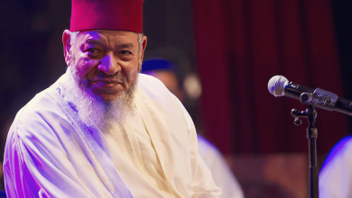 صورة عبد الهادي بلخياط.. صوت “الزمن الجميل” الذي صاغ هوية الأغنية المغربية