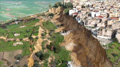 صورة مساكن معلقة.. انهيار أرضي ضخم يهدد مئات المنازل في صقلية