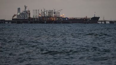 صورة النفط يتجاهل أزمة فنزويلا ودونالد ترامب يعد باستثمار المليارات