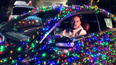 صورة شوارع لبنان تتلألأ.. سيارات تنقل البهجة من مدينة إلى أخرى