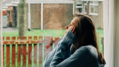 صورة اكتئاب يناير.. لماذا يصبح الناس أكثر عرضة للخداع في بداية العام؟