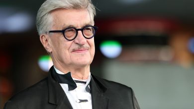 صورة فيندرز رئيسا للجنة التحكيم: هل يطلق مهرجان برلين النار على “سينما المنصات”؟