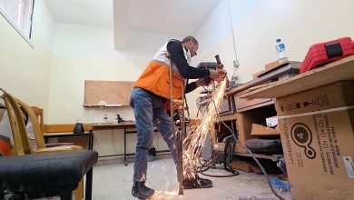 صورة بالفيديو.. رمزي الفجم يُصلح كراسي متحركة في غزة متحديا إعاقته
