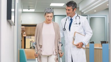 صورة لماذا يُصبح كبار السنّ أكثر عرضة للتعثّر مع التقدم في العمر؟