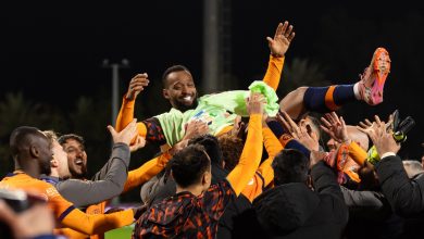 صورة بالفيديو.. لاعب يشارك زملاءه جنس مولوده القادم