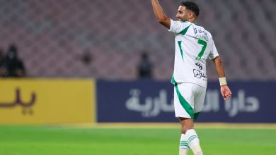 صورة شاهد: موقف طريف بين محرز ومشجع أهلاوي